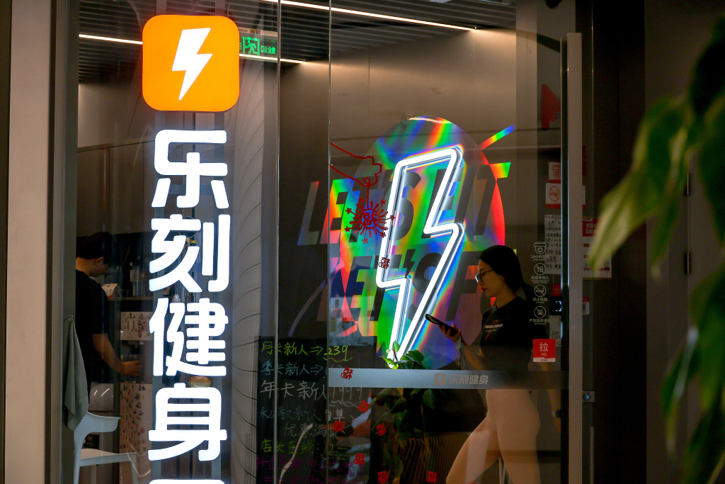 皇马4比1塞维利亚,郑钦文提前结束2026赛季