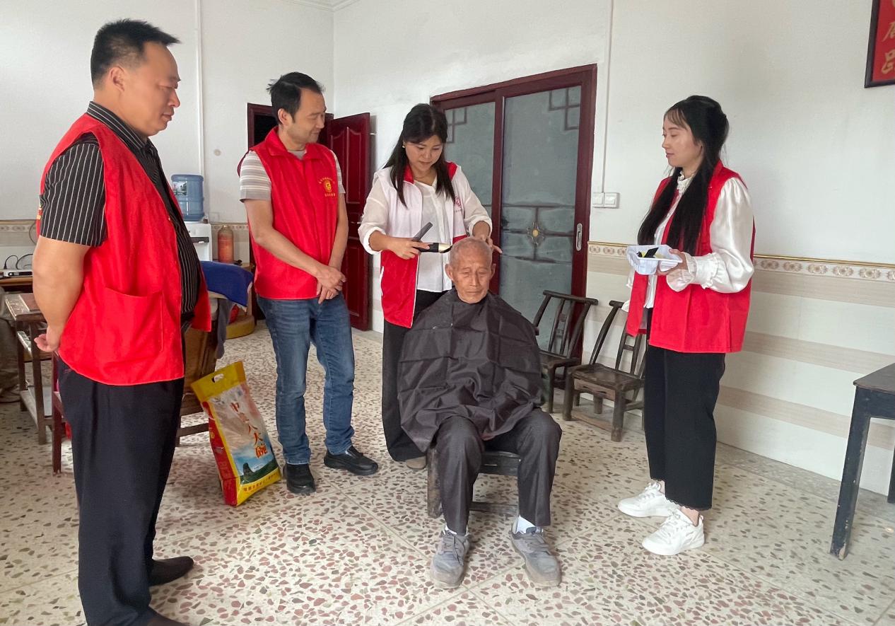 重阳敬老不“集中”，牛车河镇“三重礼”送上门