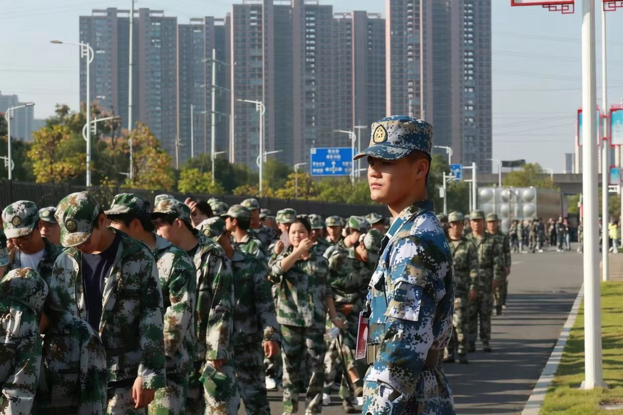 号角吹过的地方 就是青春的方向——湖南汽车工程职业大学2026级新生军训全员拉练圆满收官