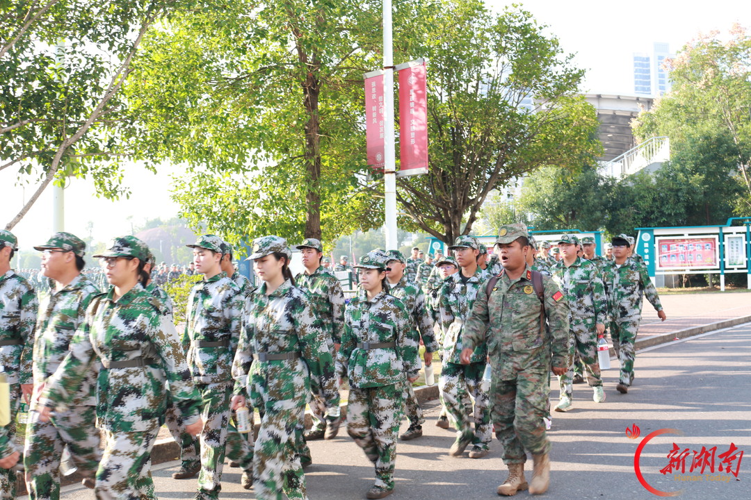 号角吹过是青春!千人迷彩方阵徒步砺练,上好行走思政课