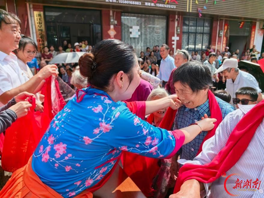 重阳别样过！洪江市便民集市搭台，银发老人登台唱红歌
