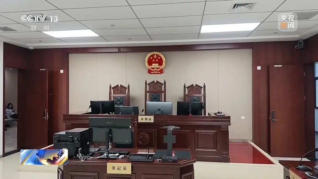 妈妈起诉游戏公司，要求返回孩子的充值，结果工作人员多退了33627.6元，她不肯退回，还伪造了AI录音；法官：她心存侥幸，被严厉训诫