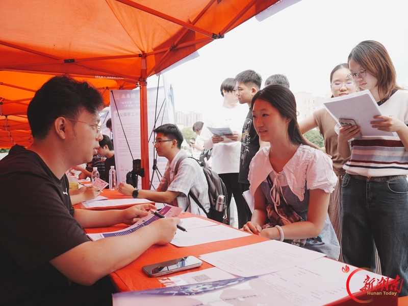 专场招聘会助学子稳就业