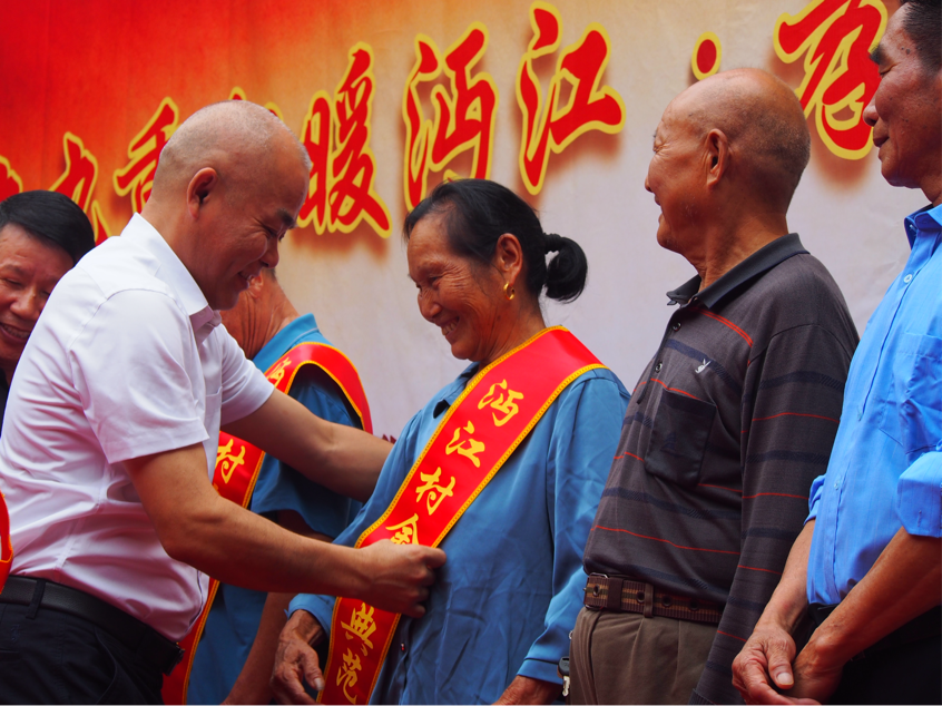 浏阳市古港镇:党群服务中心变身老人“重阳幸福站”