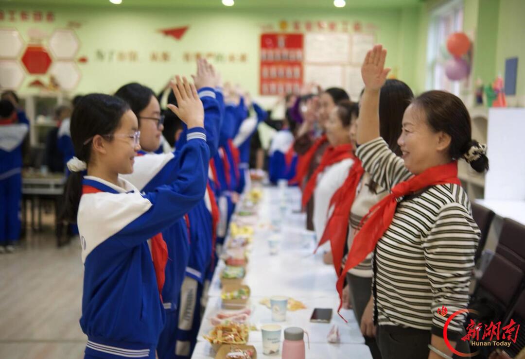 南县实验学校:情暖重阳贺八秩 致敬芳华忆初心