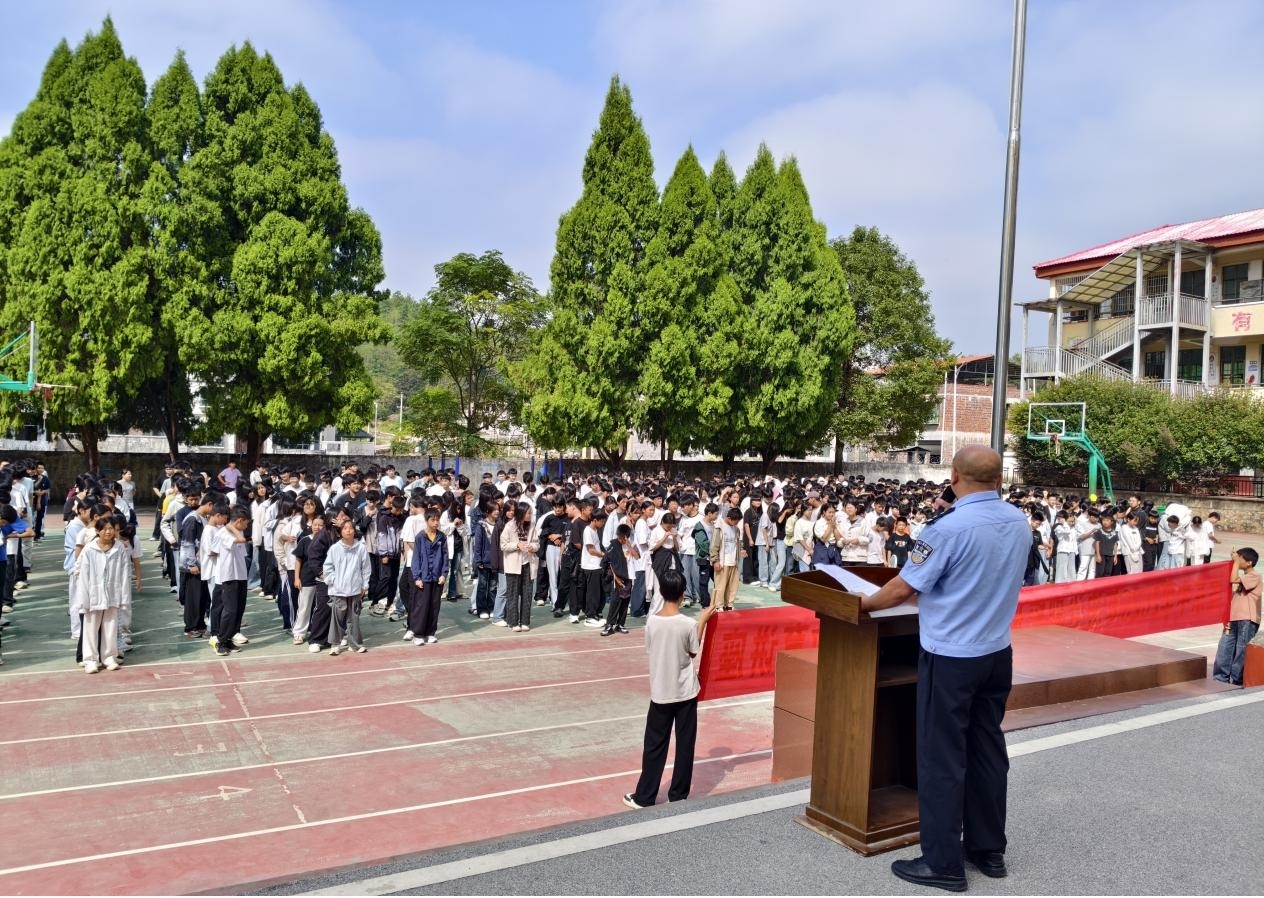 新田县城东中学开展法治副校长进校园活动