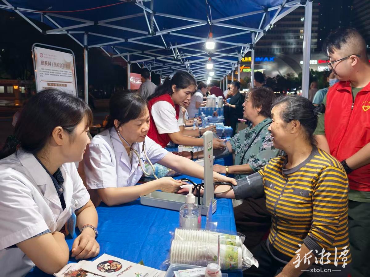 省疾病防控科普宣传暨家庭健康夜市活动在潭启幕