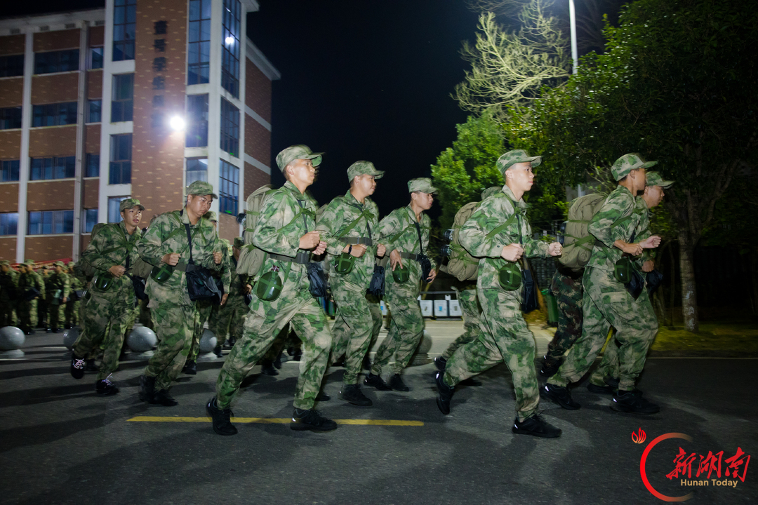 号角吹过是青春!千人迷彩方阵徒步砺练,上好行走思政课