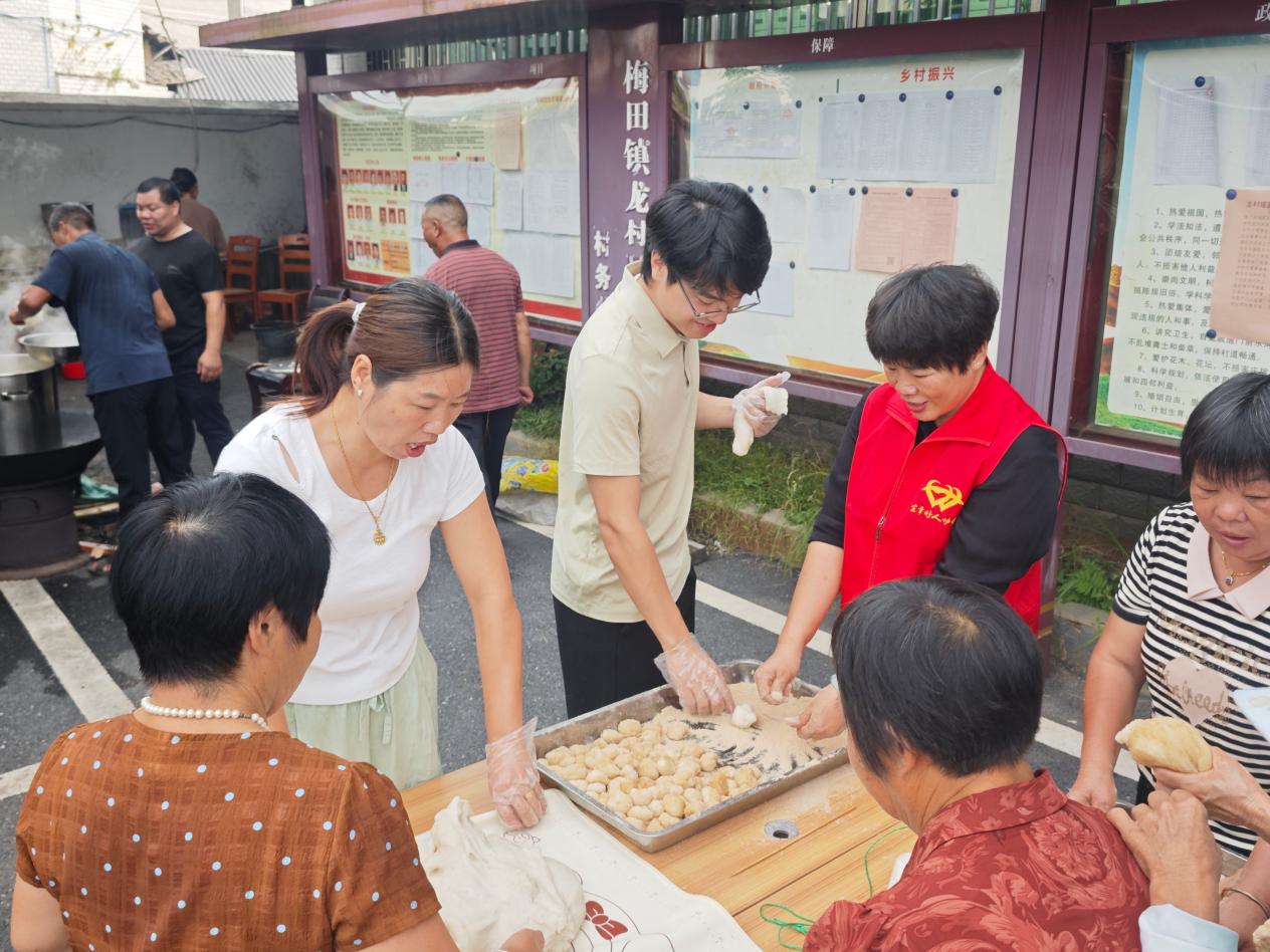 宜章梅田镇：多彩重阳润乡土 村村温情敬老人