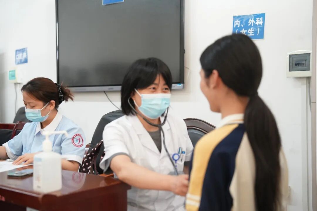五健筛查"第一枪"打响，湘潭两校近三千学生同步完成体检