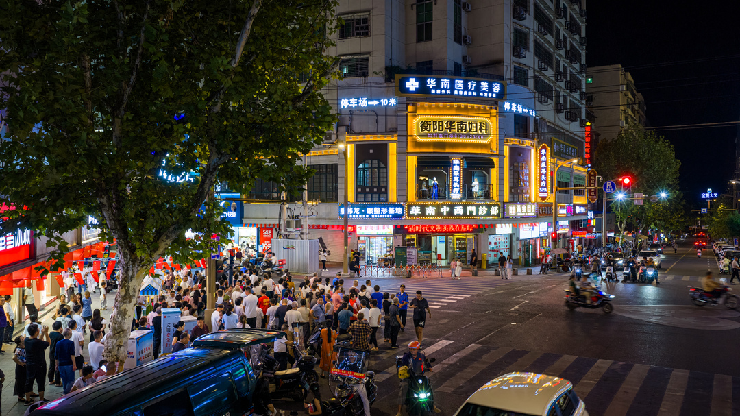 阳台音乐会:街巷舞台点亮城市夜生活