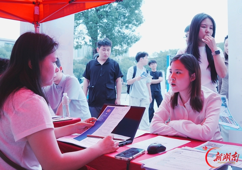 专场招聘会助学子稳就业