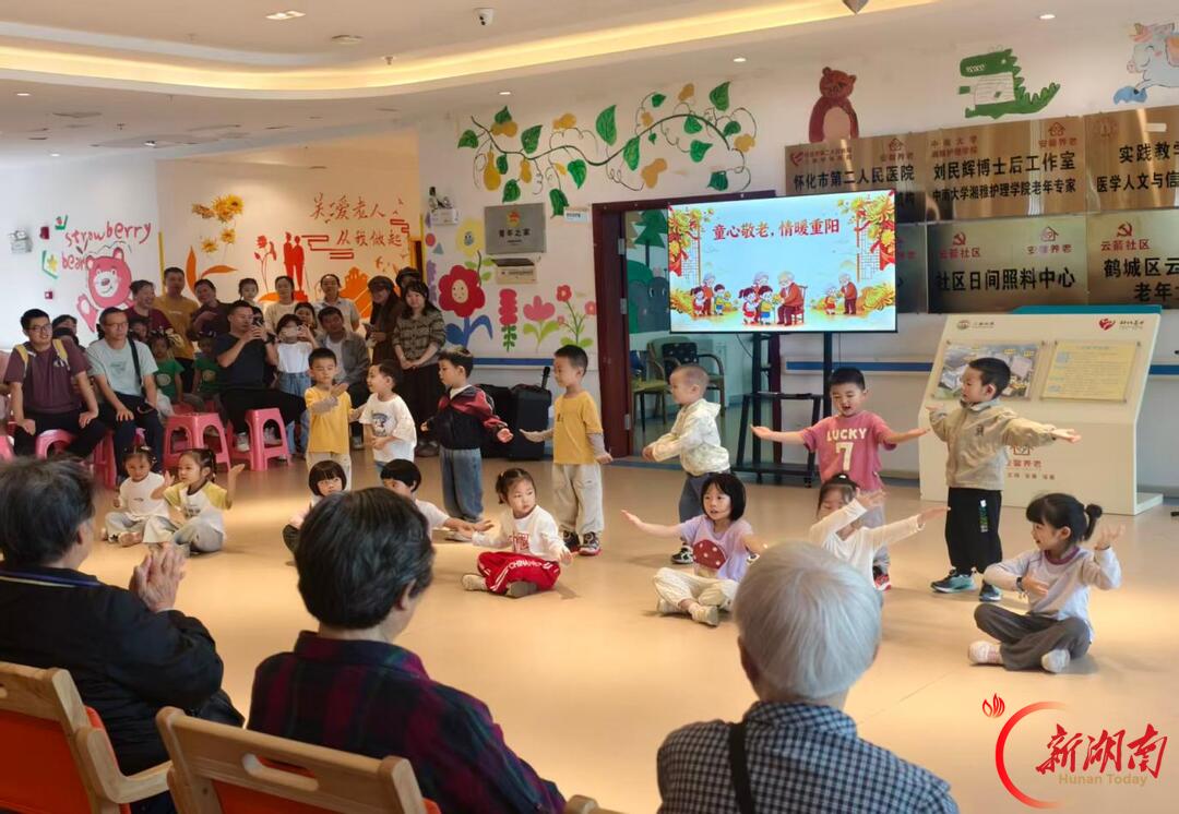 怀化市鹤城区第二幼儿园:重阳敬老润童心 亲子同行暖夕阳