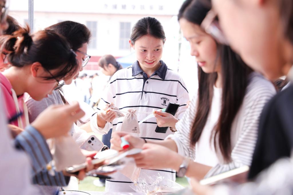 数智润心田 中医调情志 湖南中医药大学为2000名学子开“身心处方”