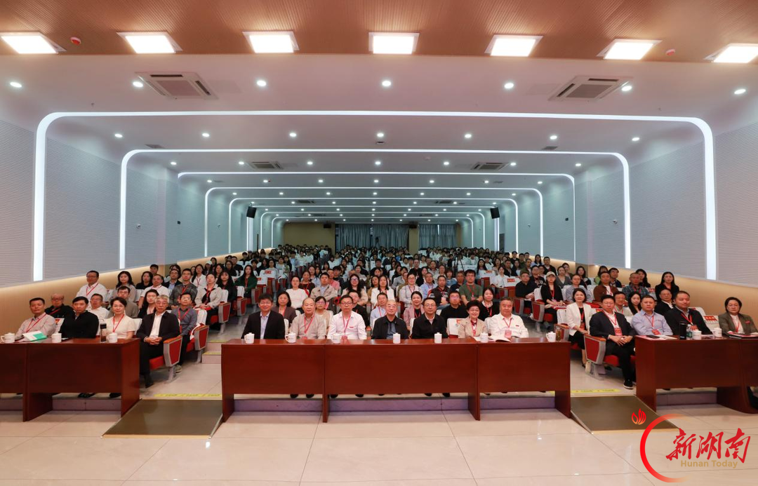 纪念红军长征胜利90周年“弘扬长征精神 培育时代新人”学术研讨会在张家界学院召开