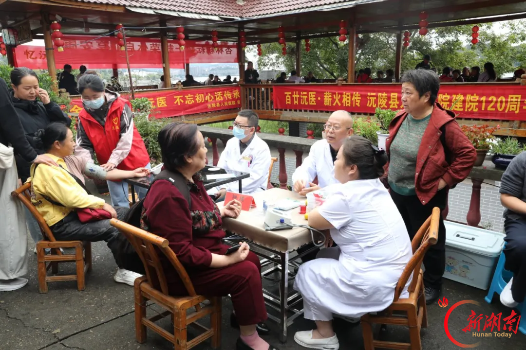 沅陵县人民医院开展2026年敬老月活动暨干部职工荣誉退休仪式