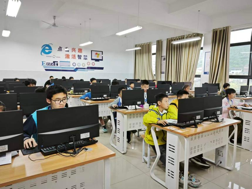 慈利县科协组织县域中小学参加张家界市第二届青少年太空机器人竞赛