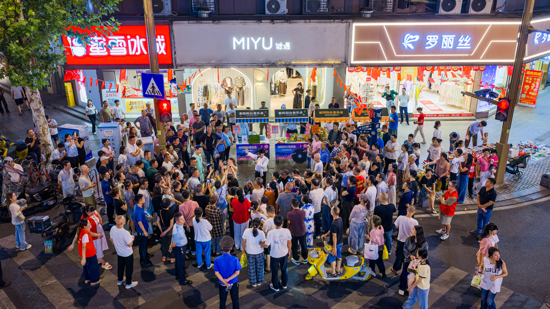 阳台音乐会:街巷舞台点亮城市夜生活