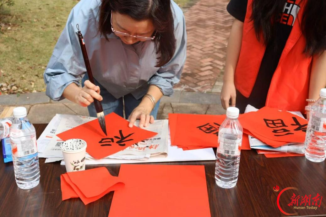 湖南有色金属职院：开展“重阳敬老、志愿同行”重阳节社区志愿服务活动