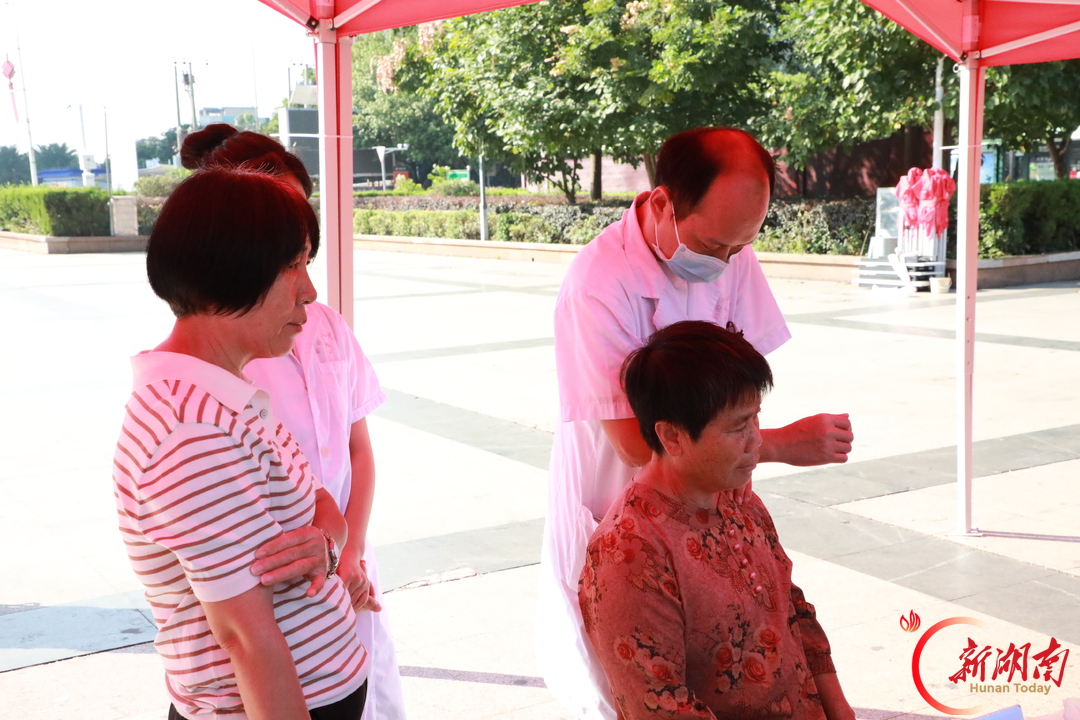 新田县医共体总医院（人民医院院区）参与“孝暖夕阳”公益义诊活动