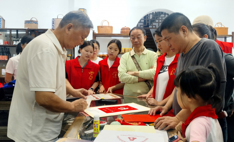 娄底承优非遗体验馆开展公益授课服务市民