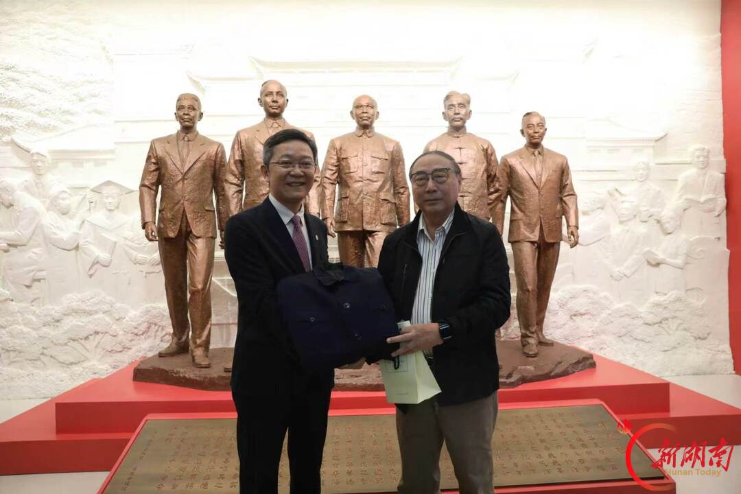 两枚勋章、一件旧中山装、一把特大号放大镜，湘雅医院收到先贤后人捐赠