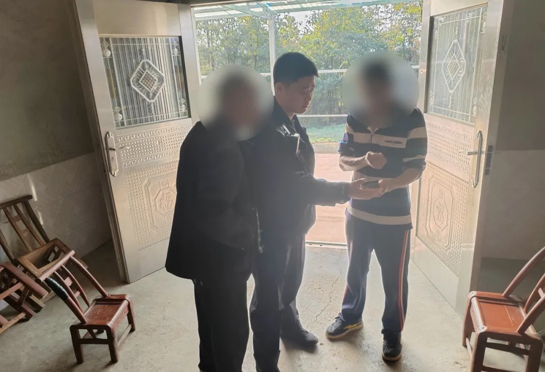 儿子把存有20万的银行卡藏鞋里寄出，八旬老父亲步行近10公里报案！