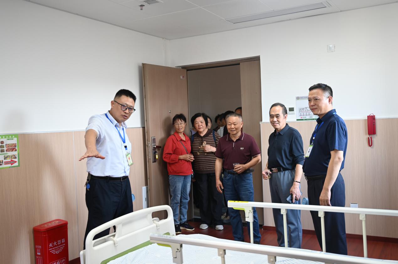 情暖重阳守初心 敬老温情促发展——汝城县人民医院开展“重阳节”慰问活动