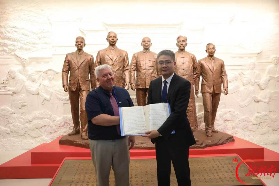 两枚勋章、一件旧中山装、一把特大号放大镜，湘雅医院收到先贤后人捐赠