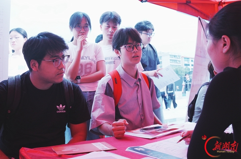 专场招聘会助学子稳就业