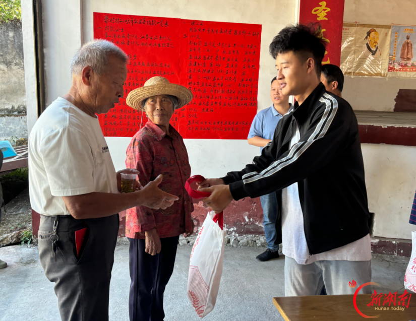 情暖金秋 爱在重阳——炎陵县浆村村举办70岁以上老人重阳节聚餐活动