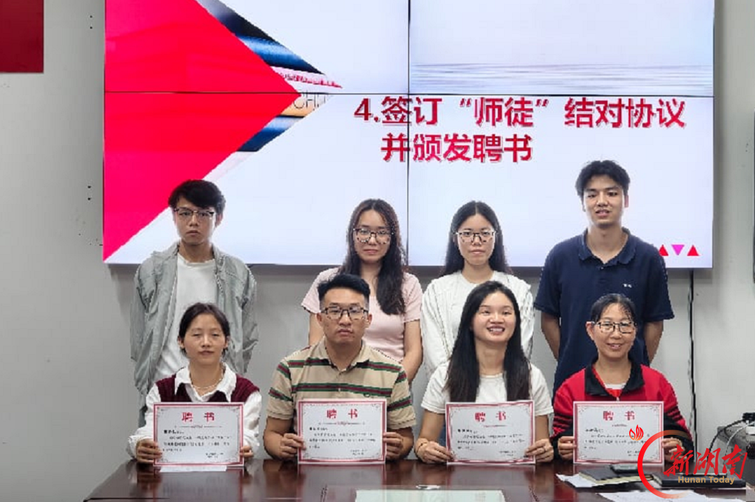 新宁二中举行“青蓝工程”师徒结对仪式