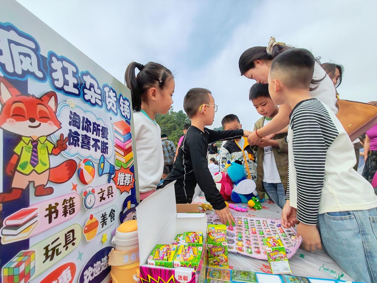 “淘”得乐趣,“弈”出精彩!新宁县芙蓉学校跳蚤市场热闹“开市”
