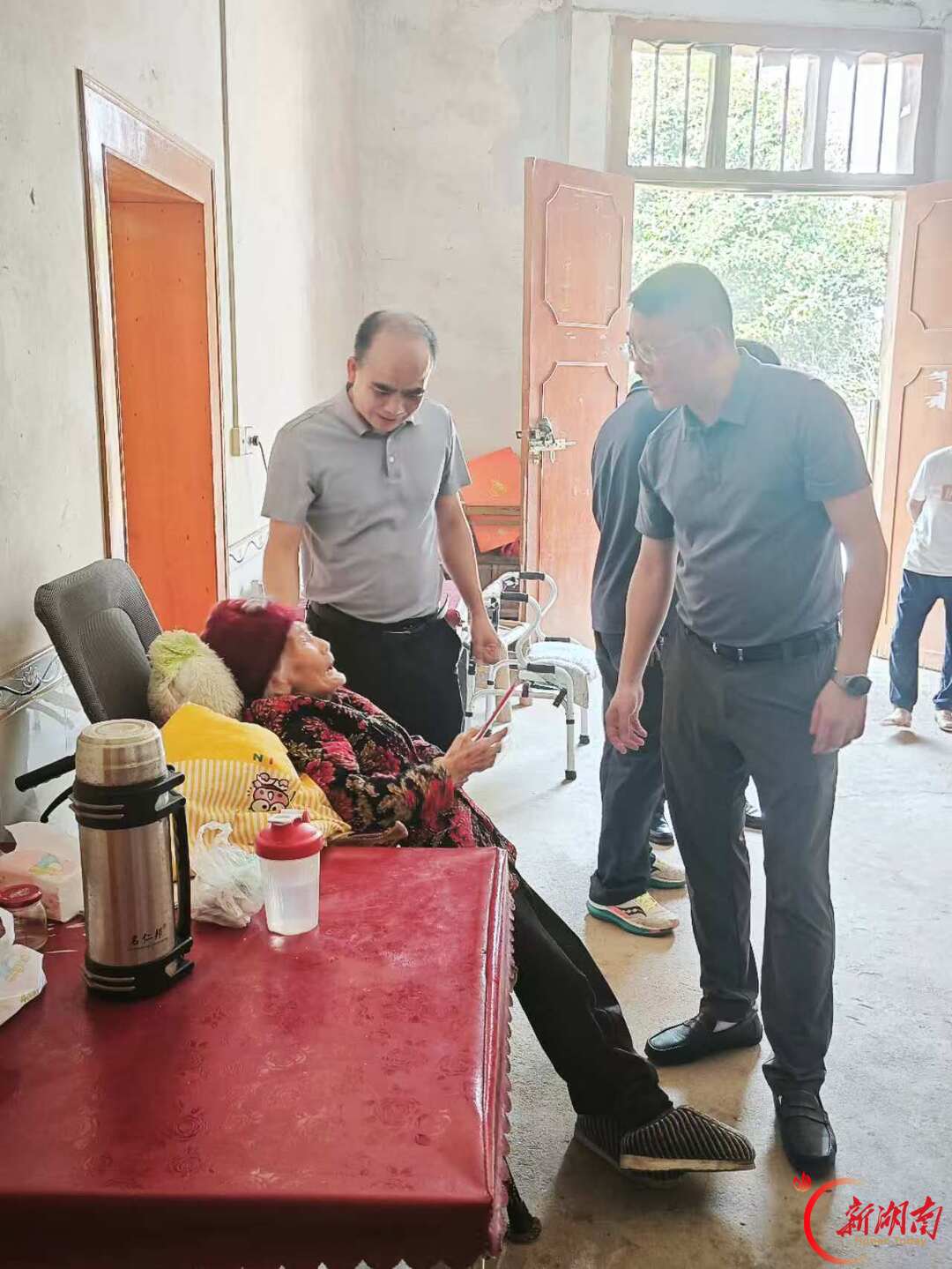 安仁县龙市乡开展走访慰问百岁老人暨重阳座谈活动