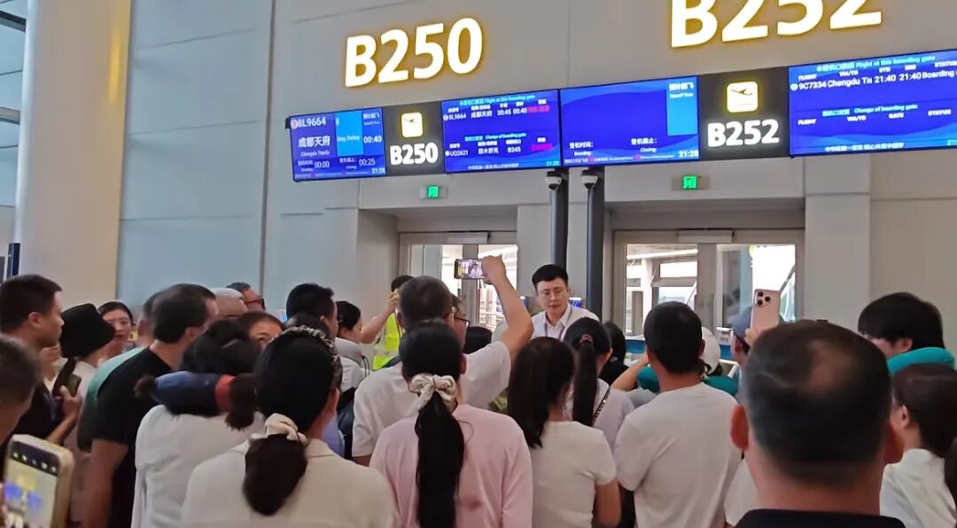 航班延误4小时发给乘客泡面是过期的,乌鲁木齐航空致歉:首位反馈问题的旅客发放2000元奖励,完成溯源核查、严肃问责与闭环整改