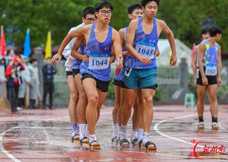图集 | 三人板鞋竞速 上演默契比拼
