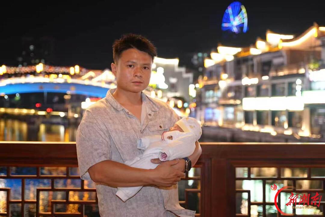 视频丨嘉禾籍武警士官探亲返乡看夜景，跳进郴江河救起落水者