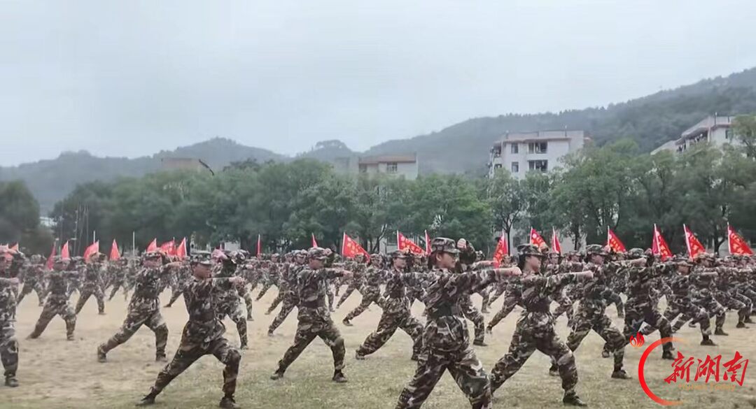 青春正步走｜戎装淬初心 迷彩亿韶华