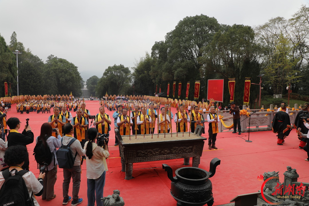 跨越海峡来祭祖，他们说：中华文化是自己的根
