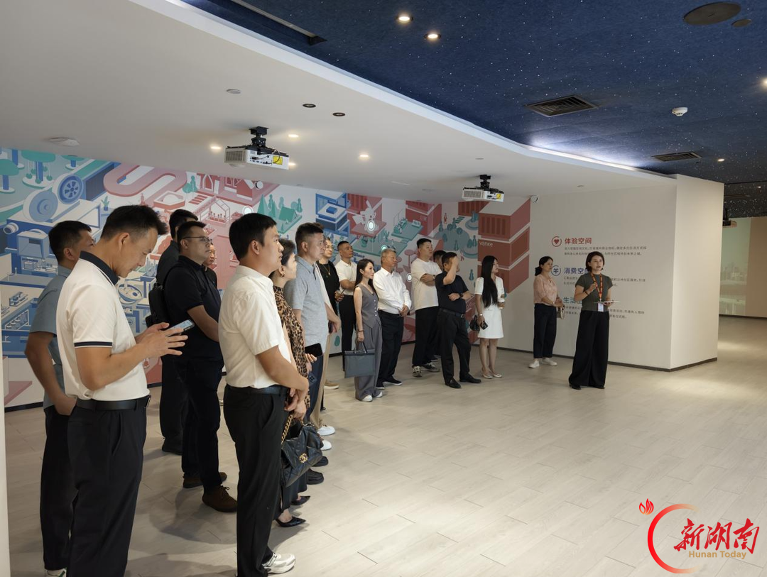 坡子街街道商会携湖湘品牌赴深圳考察 与印力集团签署战略合作协议