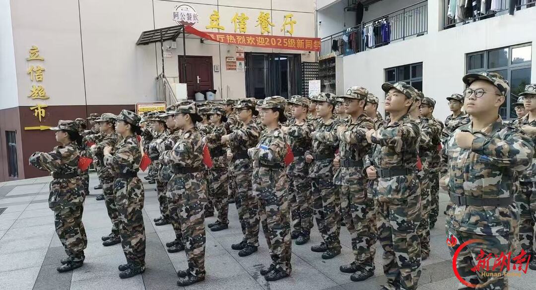 青春正步走丨迷彩诵华章