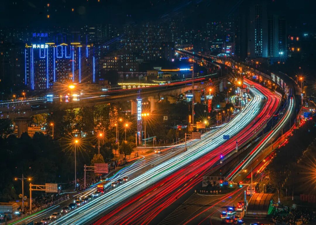 灯火可亲,这是城市最温柔的告白|随光影走一程