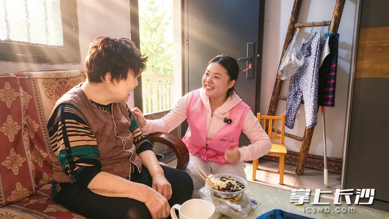 长沙79岁娭毑有了“共享儿女”：每天上门喂药、量血压、陪聊天，每月不到1000元，比机构养老便宜六成以上