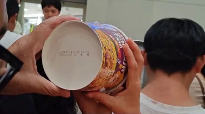 航班延误4小时发给乘客泡面是过期的,乌鲁木齐航空致歉:首位反馈问题的旅客发放2000元奖励,完成溯源核查、严肃问责与闭环整改