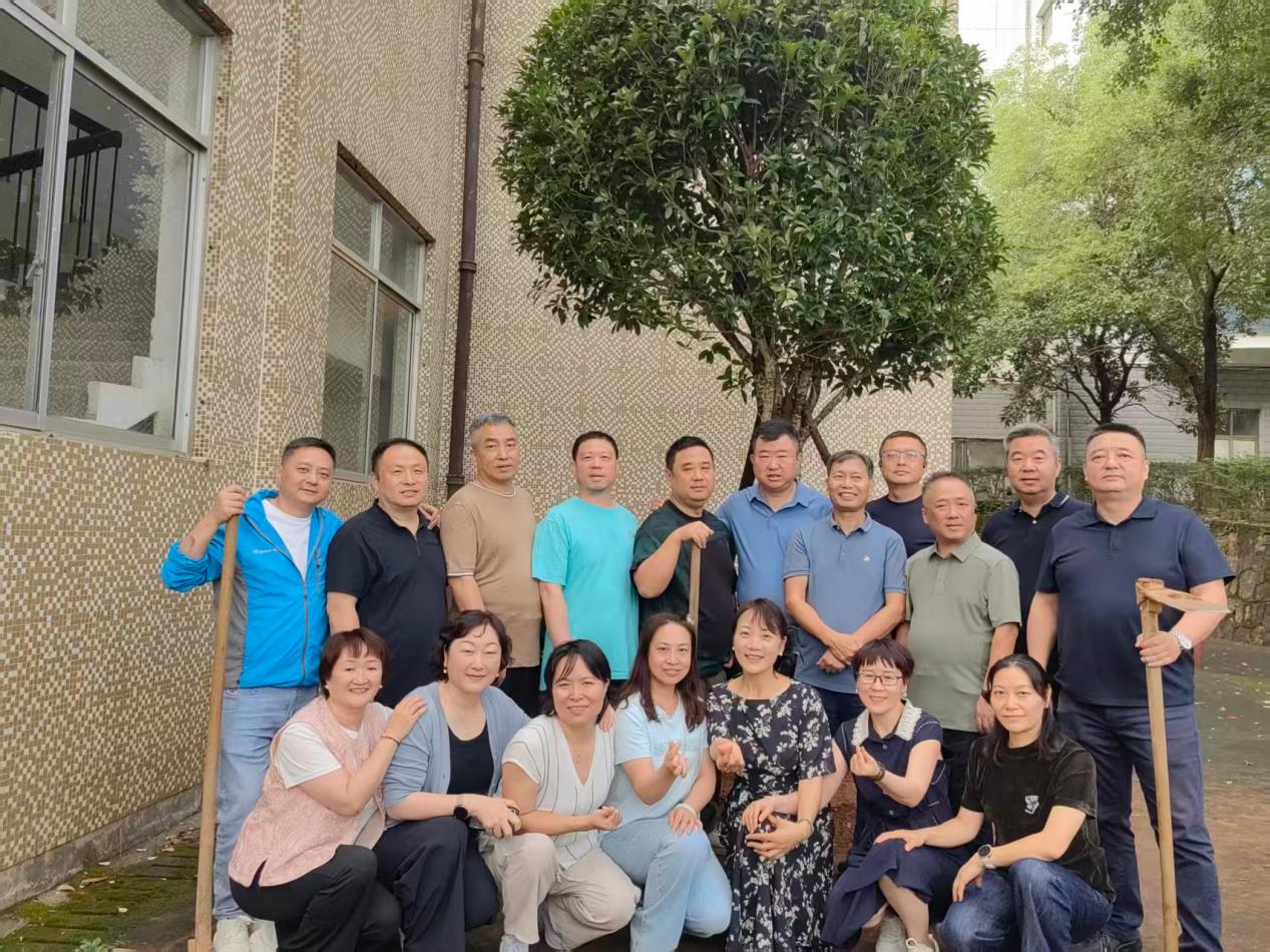 卅载归母校 桂香寄深情 原中国保险管理干部学院96级保险二班校友返校参观