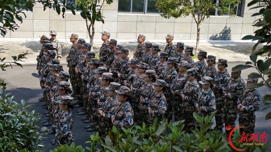 青春正步走丨吉首大学人文学院2026级新生军训:晨光砺精兵,青春正当时