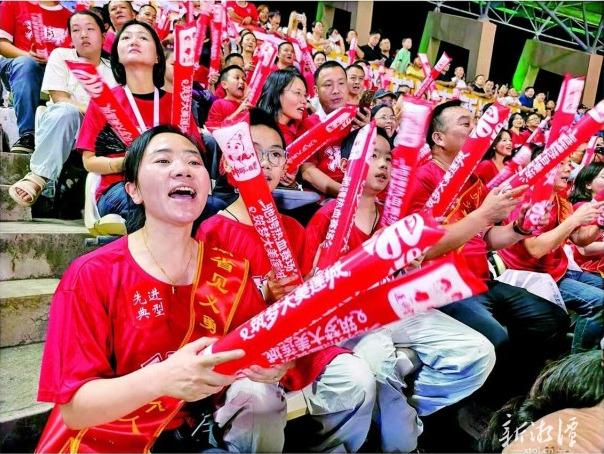 15名见义勇为先进典型走进“湘超”湘潭主场侧记