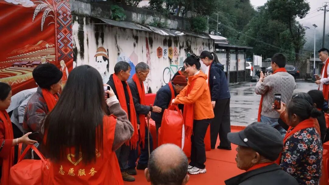 吉首市马颈坳镇白岩村开展重阳敬老主题活动