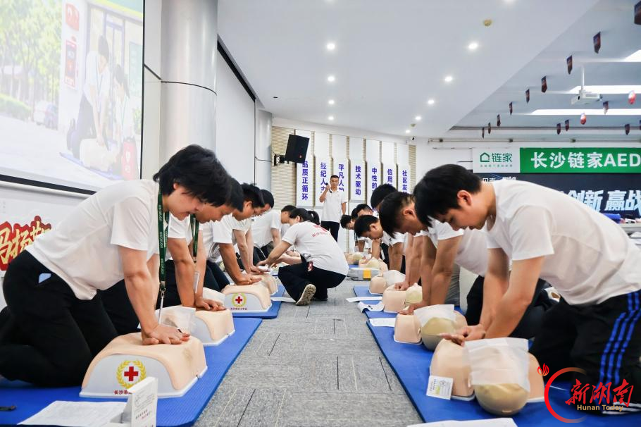 社区门店增设生命守护站 长沙链家首台AED装机落地