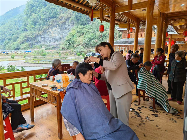情暖金秋桑榆美,孝亲敬老润溆浦
